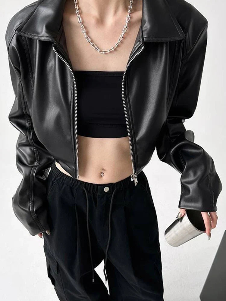 ז׳קט קצר שחור דמוי עור