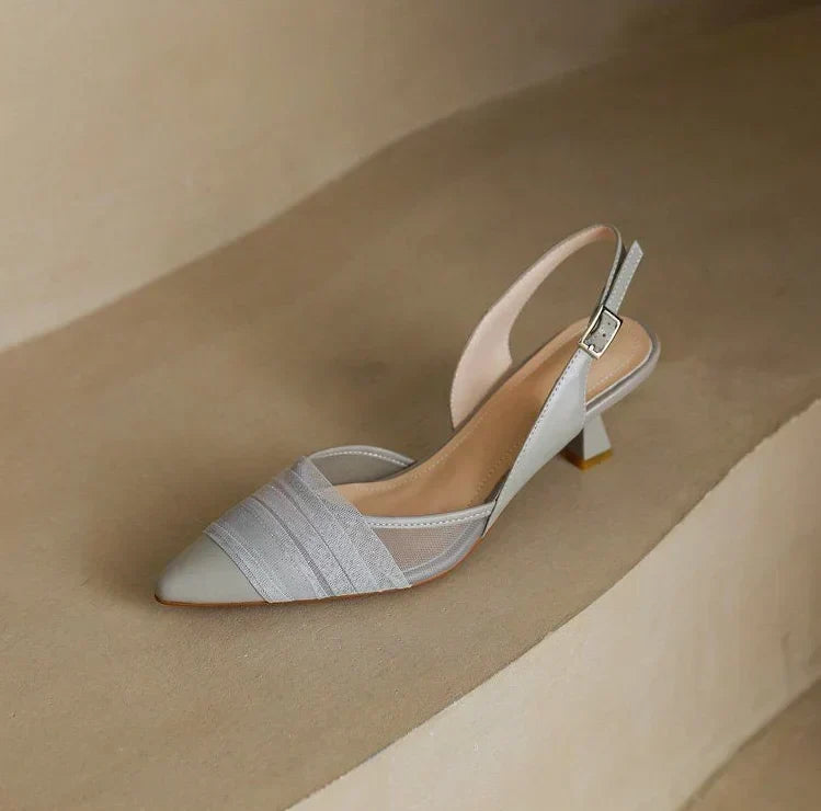 נעל עקב נמוך עם רשת ורצועה